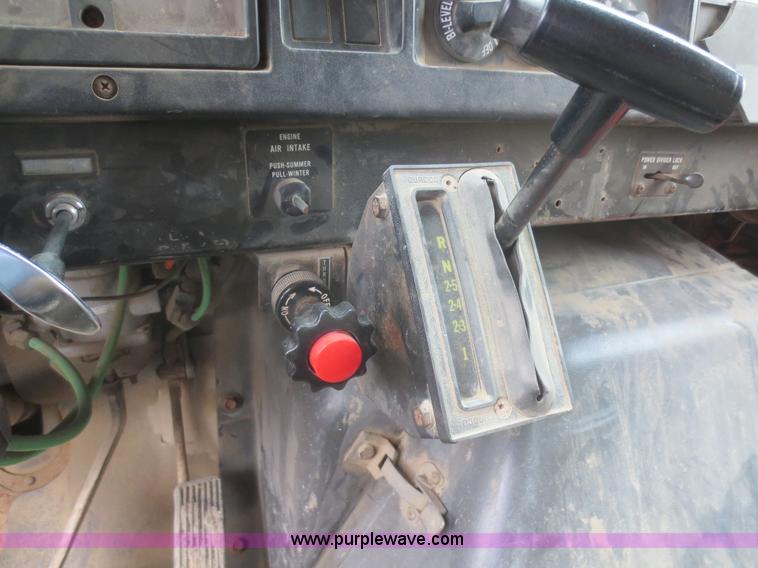 image for item D2068 1991 International 4900 dump truck