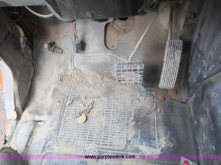 image for item D2068 1991 International 4900 dump truck