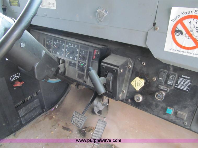 image for item E4895 2003 International 3800 school bus