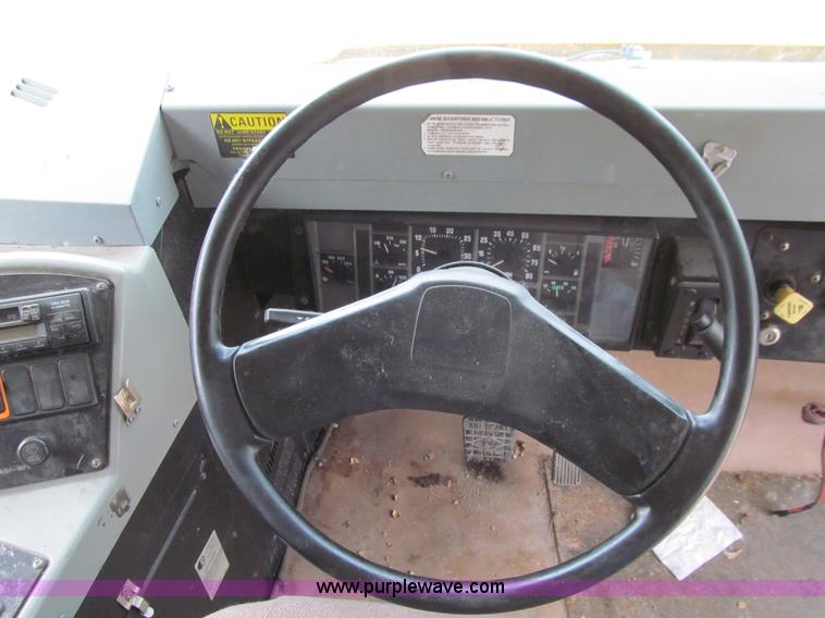 image for item E4895 2003 International 3800 school bus