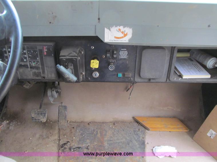 image for item E4897 2003 International 3800 school bus