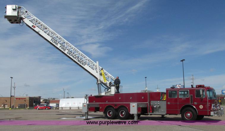 image for item F7365 1982 Hendrickson 1871-WS pumper/ladder fire truck