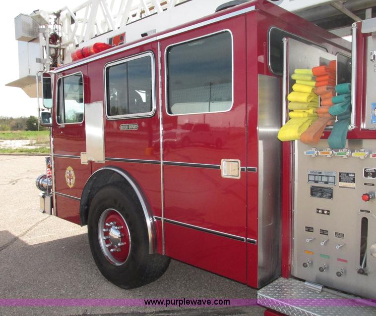 image for item F7365 1982 Hendrickson 1871-WS pumper/ladder fire truck