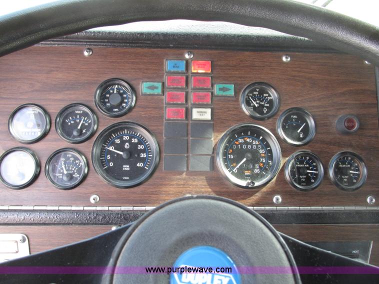 image for item F7365 1982 Hendrickson 1871-WS pumper/ladder fire truck