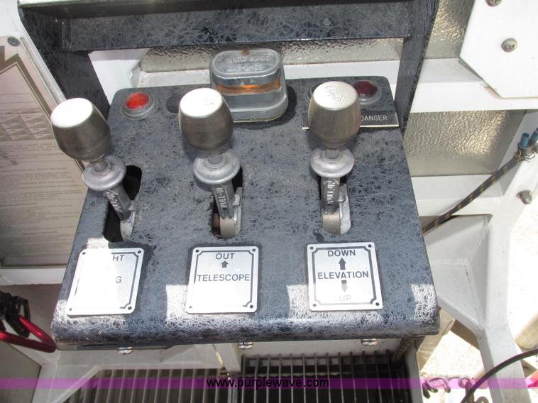 image for item F7365 1982 Hendrickson 1871-WS pumper/ladder fire truck