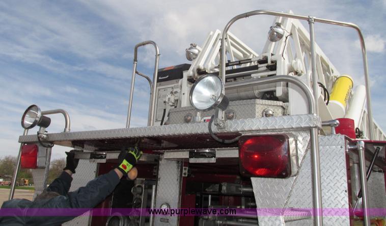 image for item F7365 1982 Hendrickson 1871-WS pumper/ladder fire truck