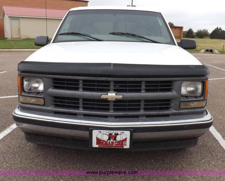 image for item H1848 1999 Chevrolet Suburban C1500 SUV