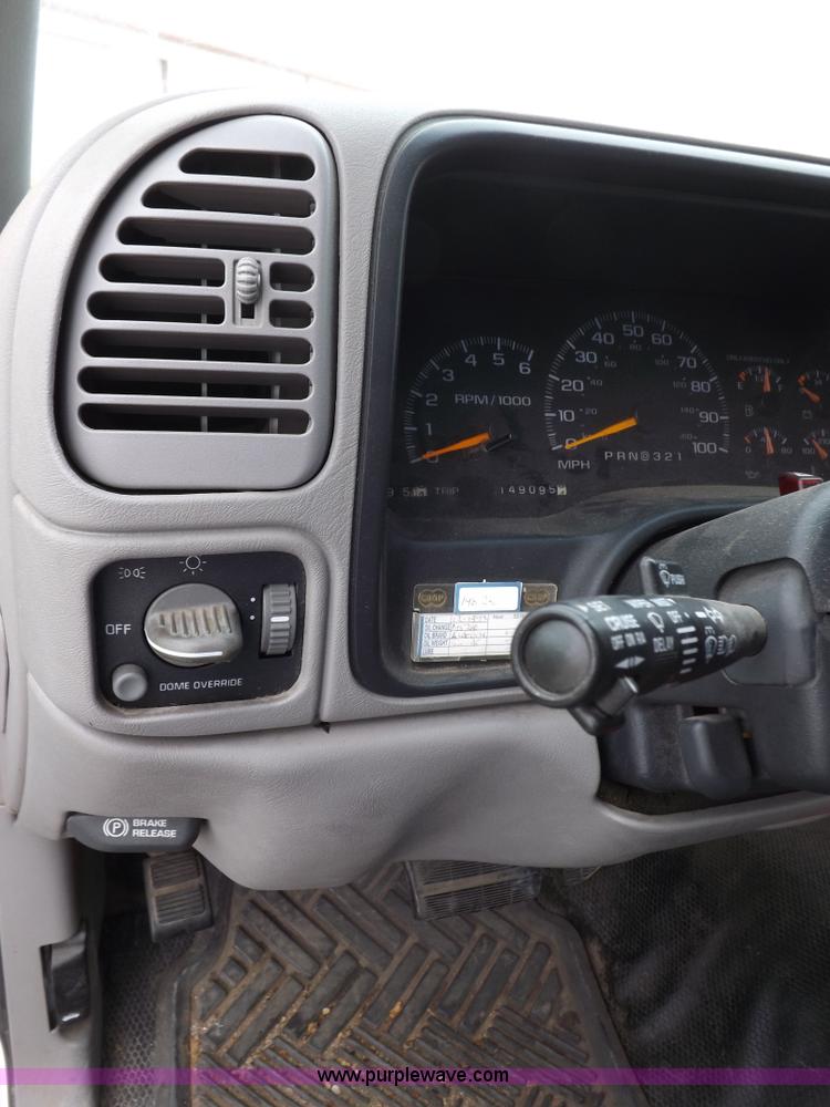 image for item H1848 1999 Chevrolet Suburban C1500 SUV