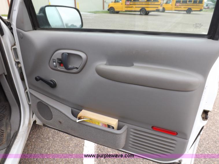 image for item H1848 1999 Chevrolet Suburban C1500 SUV