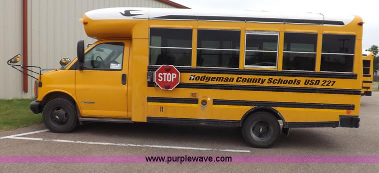 image for item H1849 2002 Chevrolet Express G3500 bus