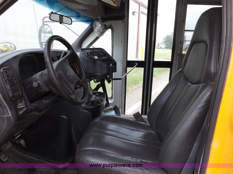 image for item H1849 2002 Chevrolet Express G3500 bus