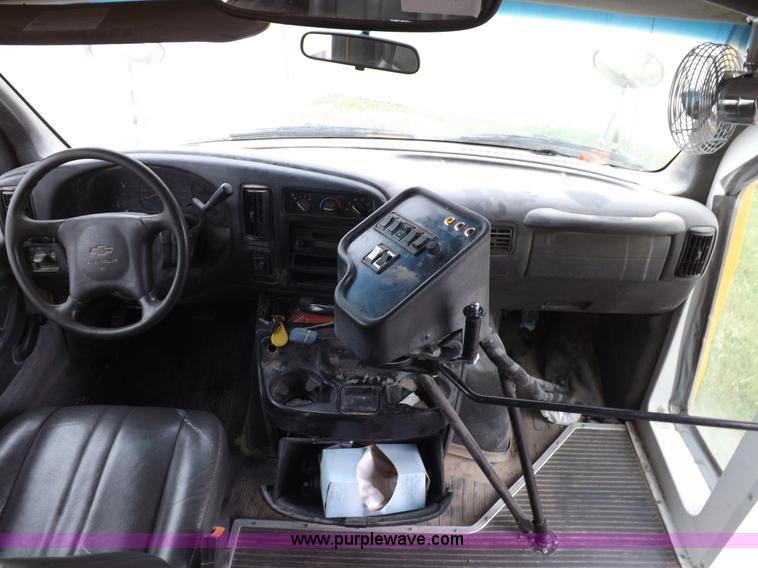 image for item H1849 2002 Chevrolet Express G3500 bus
