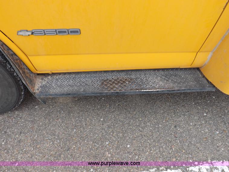 image for item H1849 2002 Chevrolet Express G3500 bus