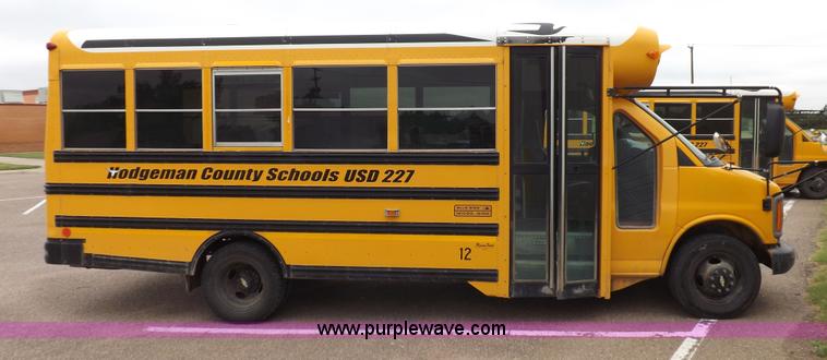 image for item H1850 2005 Chevrolet Express G3500 bus