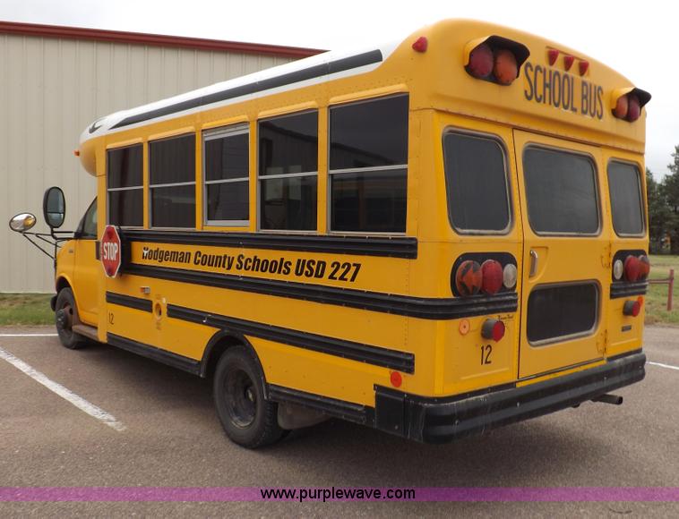 image for item H1850 2005 Chevrolet Express G3500 bus