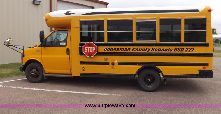 image for item H1850 2005 Chevrolet Express G3500 bus