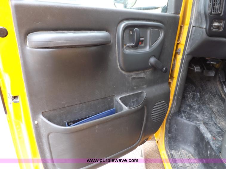 image for item H1850 2005 Chevrolet Express G3500 bus