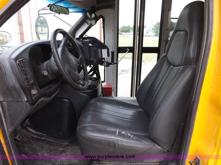 image for item H1850 2005 Chevrolet Express G3500 bus