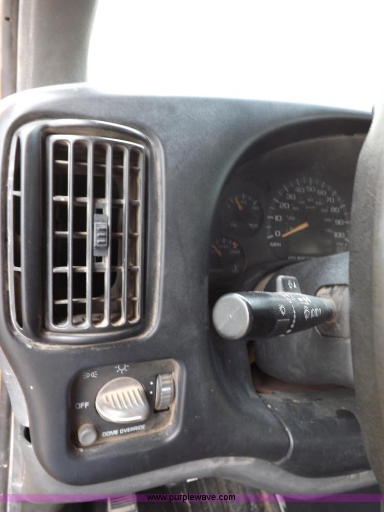 image for item H1850 2005 Chevrolet Express G3500 bus