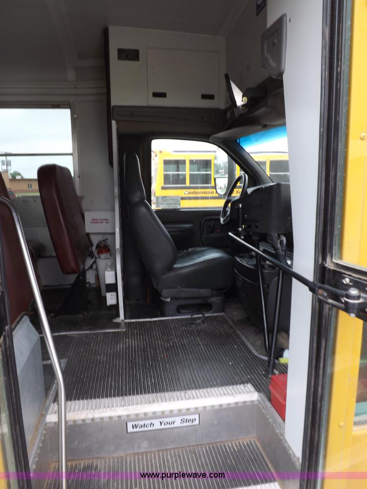 image for item H1850 2005 Chevrolet Express G3500 bus