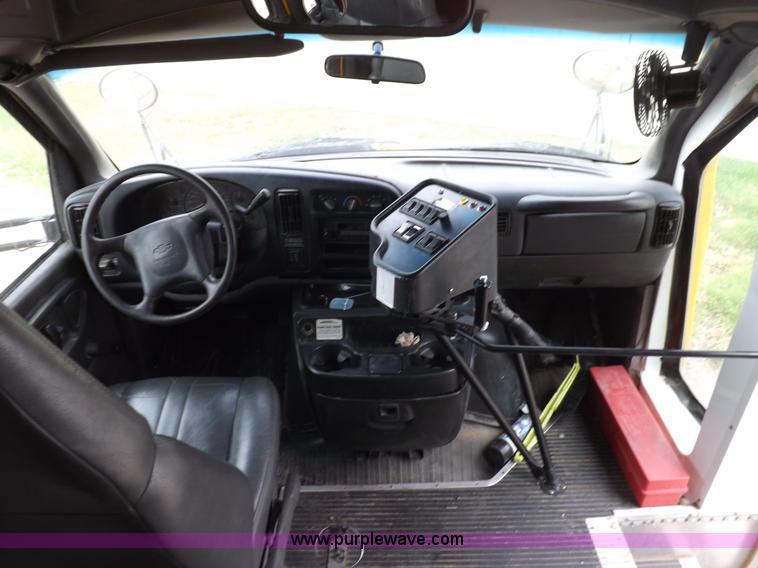 image for item H1850 2005 Chevrolet Express G3500 bus