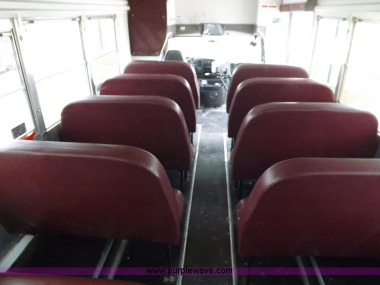 image for item H1850 2005 Chevrolet Express G3500 bus