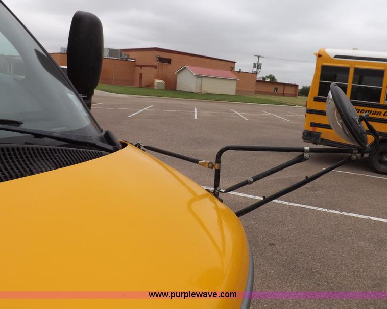 image for item H1850 2005 Chevrolet Express G3500 bus