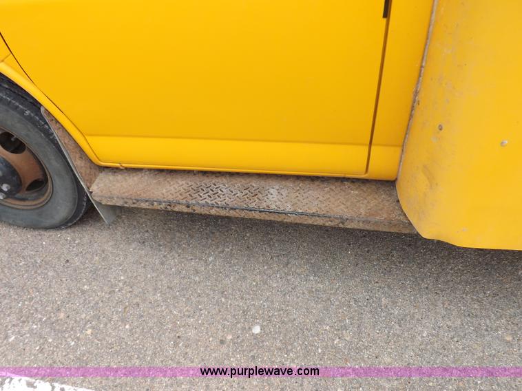 image for item H1850 2005 Chevrolet Express G3500 bus