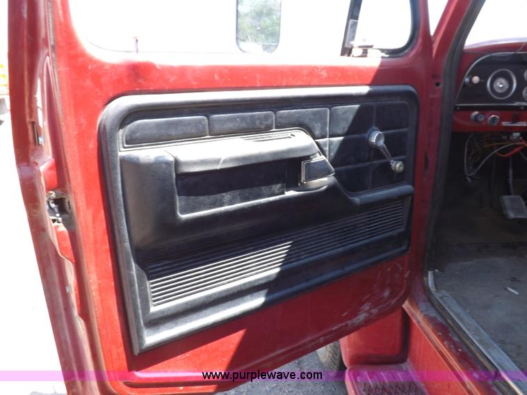 image for item H1869 1974 Ford F750 brush fire truck