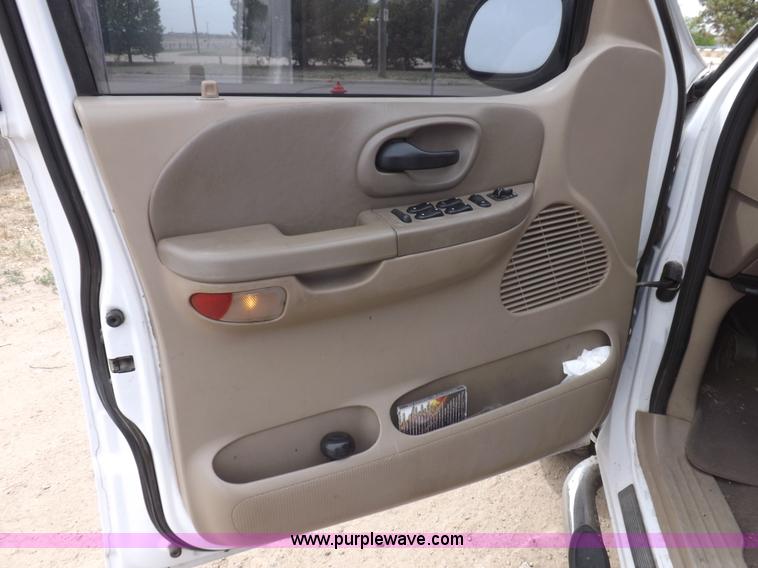 image for item H1905 2001 Ford F150 Lariat SuperCrew pickup truck