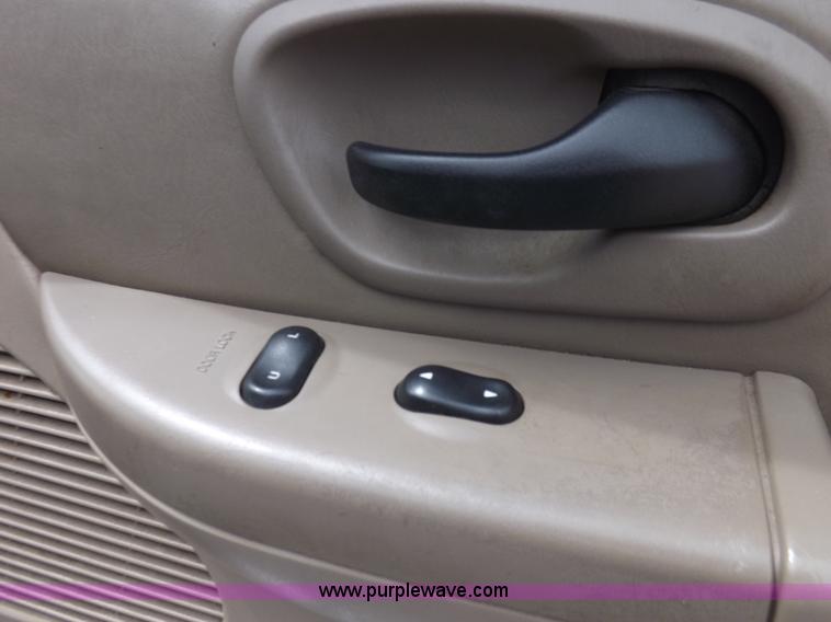 image for item H1905 2001 Ford F150 Lariat SuperCrew pickup truck