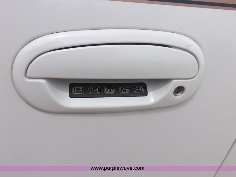 image for item H1905 2001 Ford F150 Lariat SuperCrew pickup truck