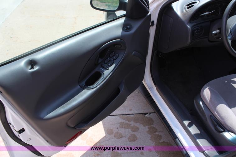 image for item H2581 1999 Ford Taurus LX