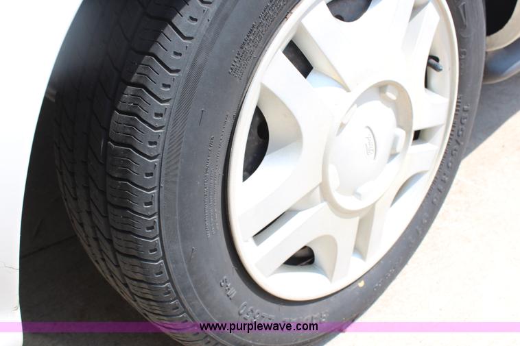 image for item H2581 1999 Ford Taurus LX