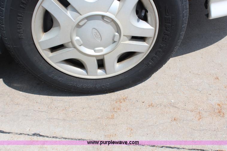 image for item H2581 1999 Ford Taurus LX