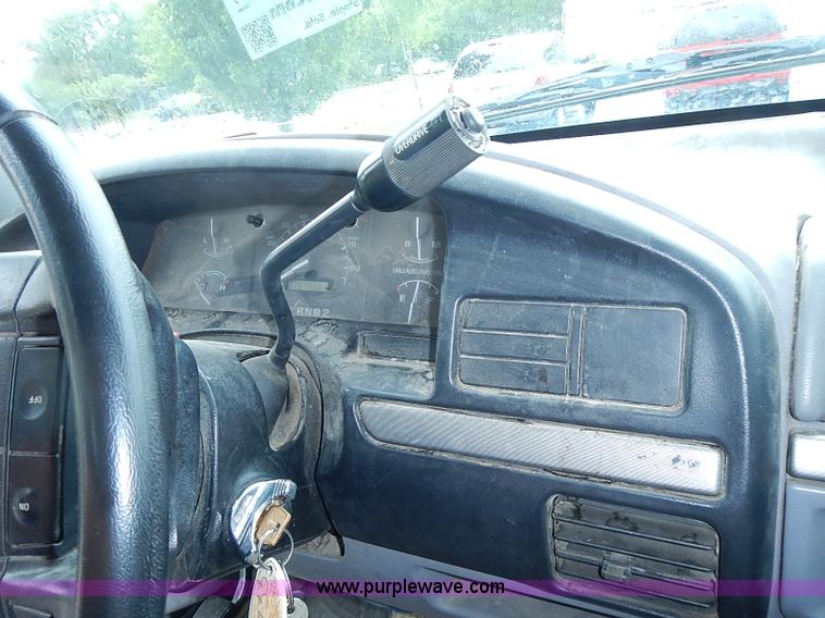 image for item I3581 1995 Ford F150 XL pickup truck