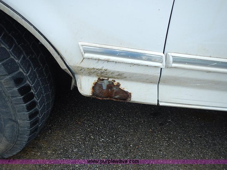 image for item I3581 1995 Ford F150 XL pickup truck