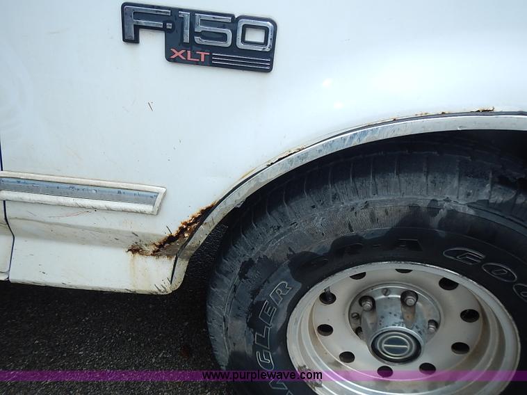 image for item I3581 1995 Ford F150 XL pickup truck