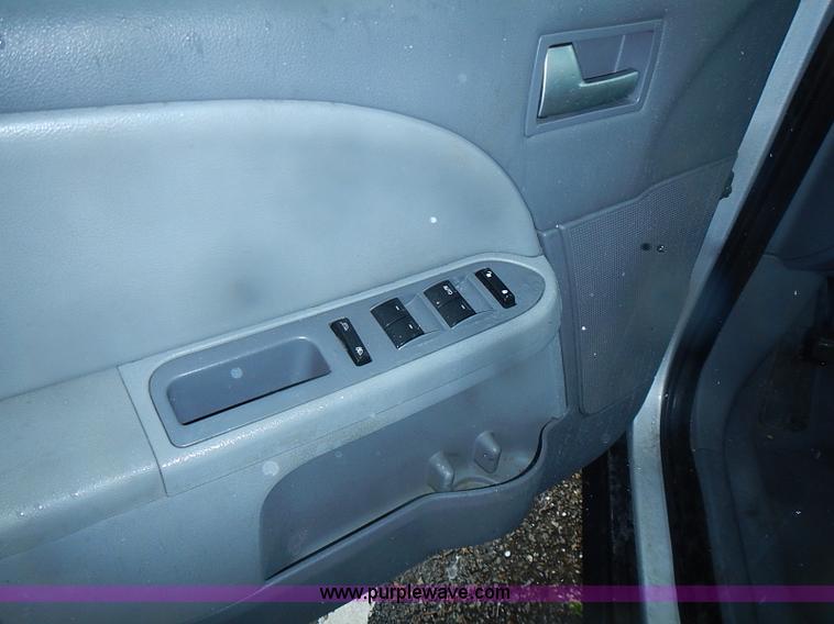 image for item I3596 2005 Ford Five Hundred SE