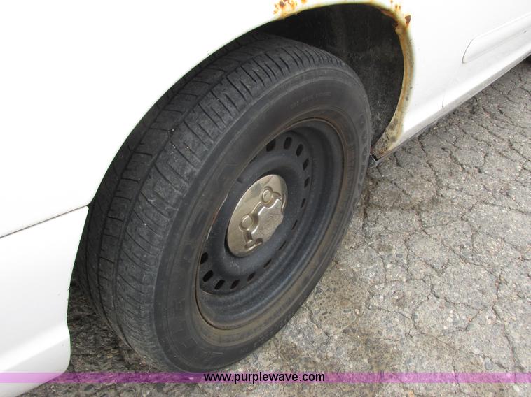 image for item I3940 2001 Ford Crown Victoria Police Interceptor