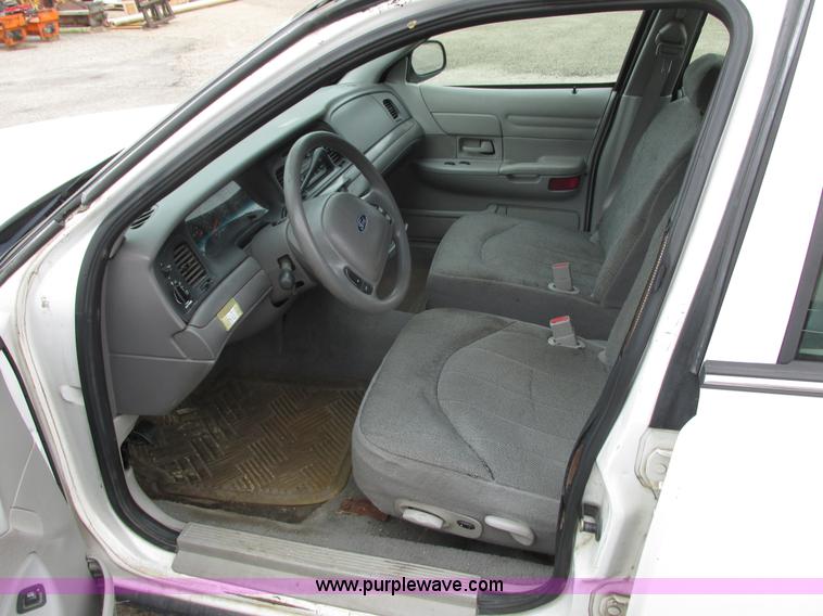 image for item I3940 2001 Ford Crown Victoria Police Interceptor