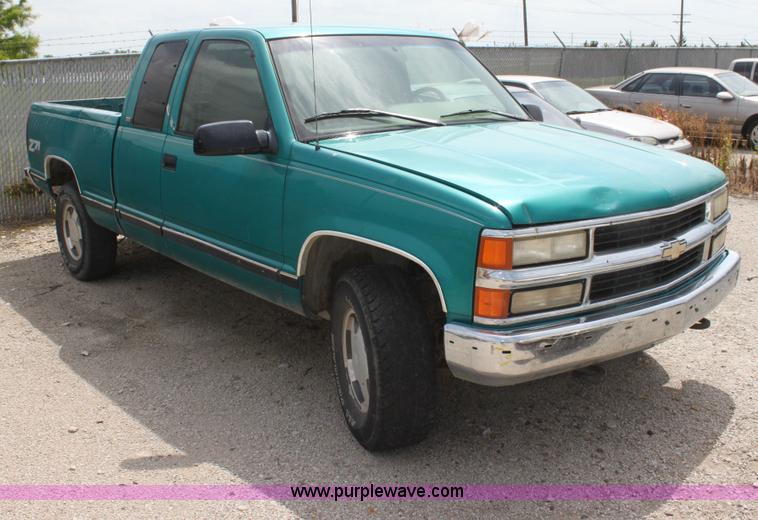 image for item I7343 1996 Chevrolet 1500 Z71 Ext. Cab pickup truck