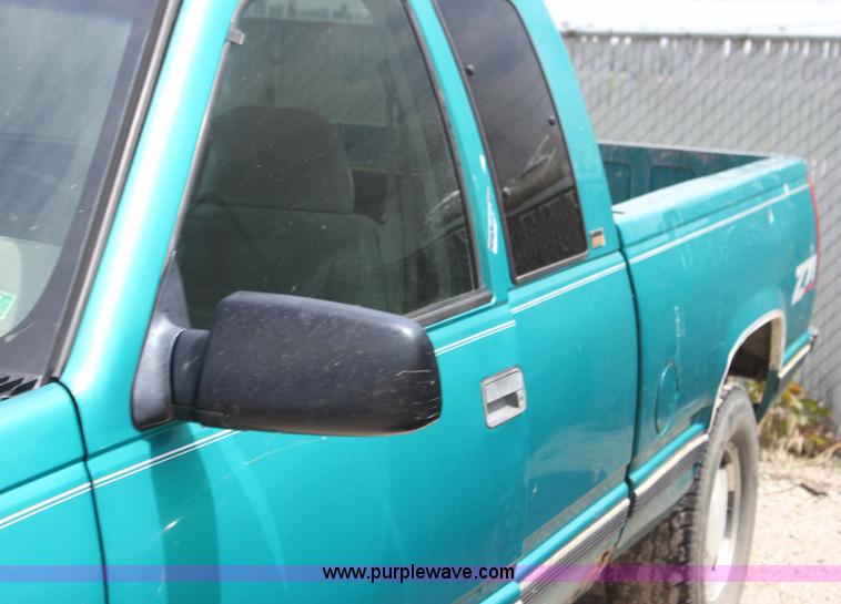 image for item I7343 1996 Chevrolet 1500 Z71 Ext. Cab pickup truck