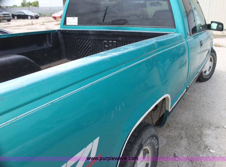 image for item I7343 1996 Chevrolet 1500 Z71 Ext. Cab pickup truck