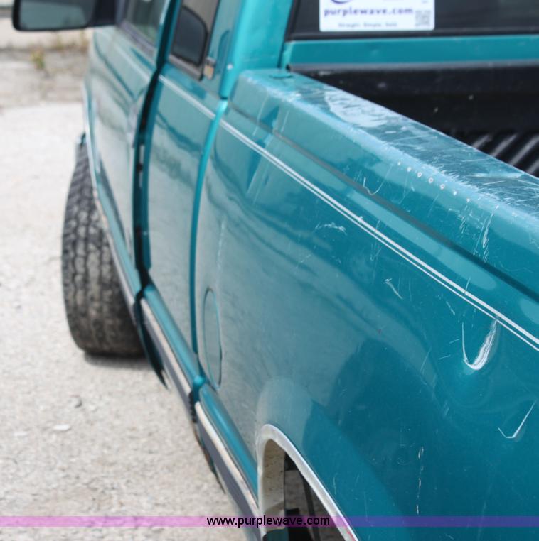 image for item I7343 1996 Chevrolet 1500 Z71 Ext. Cab pickup truck