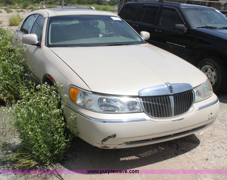 image for item I7363 2000 Lincoln Town Car Cartier Diamond Edition