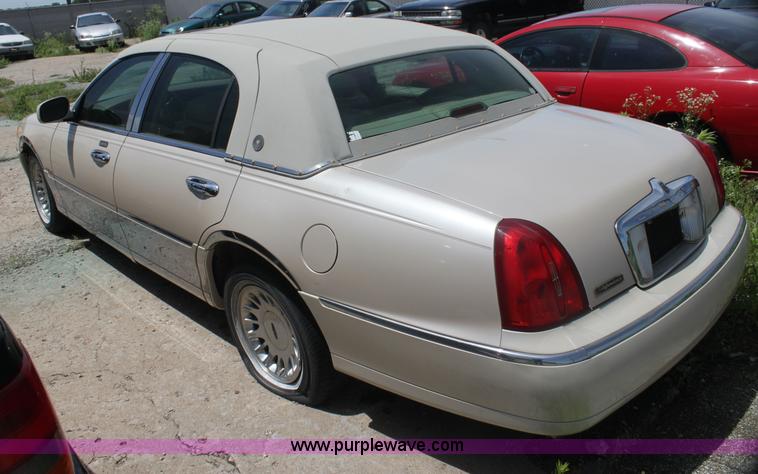 image for item I7363 2000 Lincoln Town Car Cartier Diamond Edition