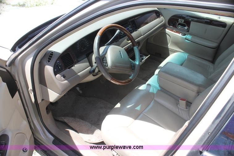 image for item I7363 2000 Lincoln Town Car Cartier Diamond Edition