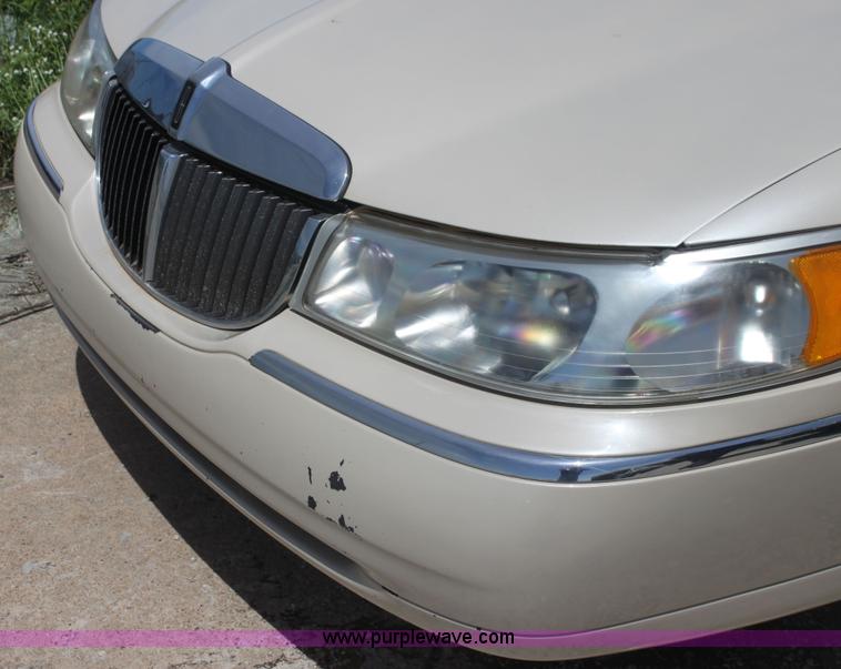 image for item I7363 2000 Lincoln Town Car Cartier Diamond Edition