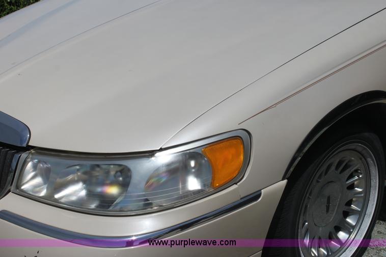 image for item I7363 2000 Lincoln Town Car Cartier Diamond Edition
